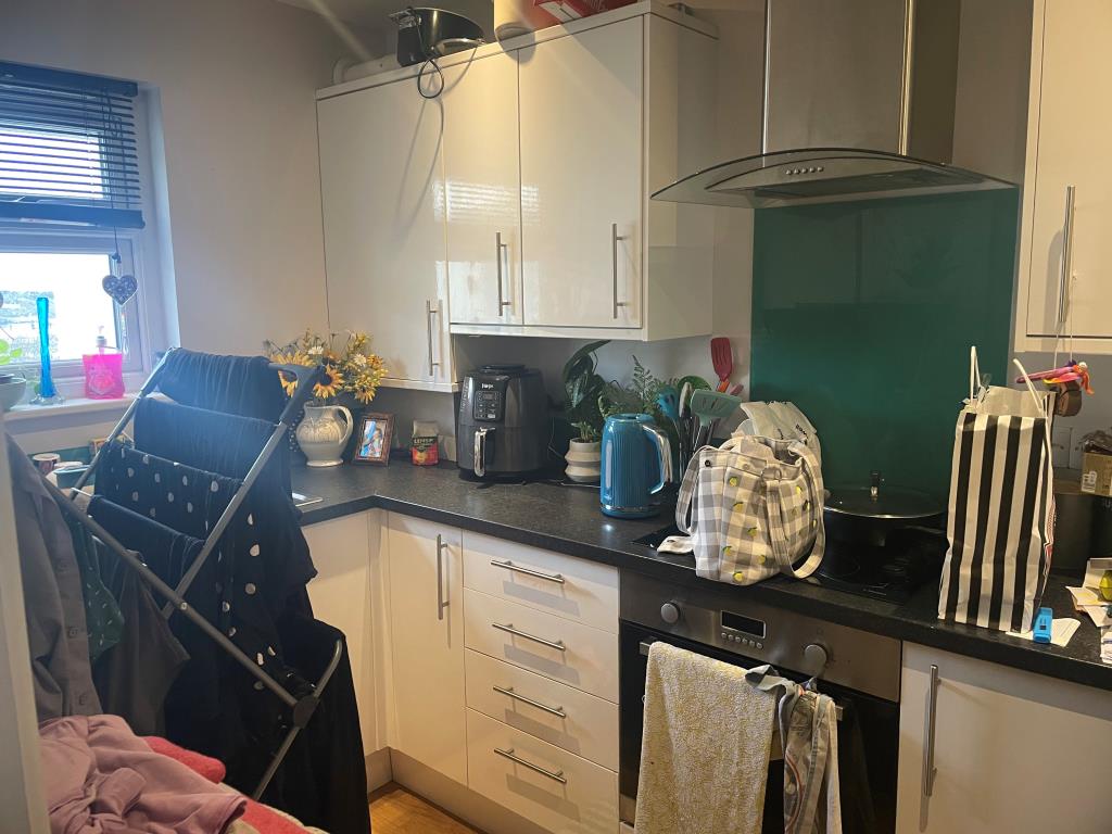 Lot: 93 - LEASEHOLD FLAT WITH PARKING SPACE - Kitchen
